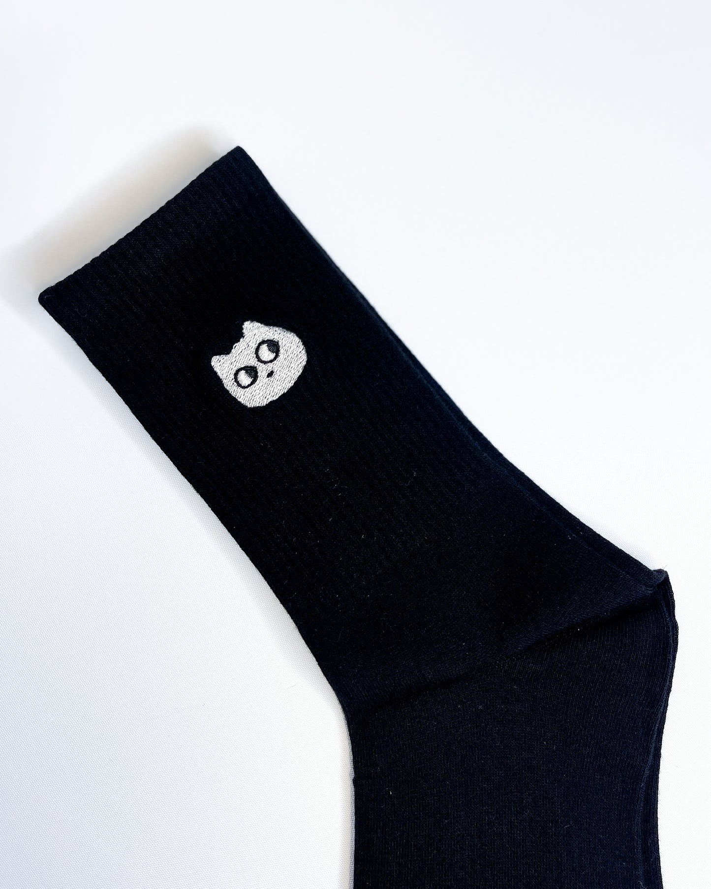 WHITE CAT EMBROIDERED BLACK TUBE SOCKS