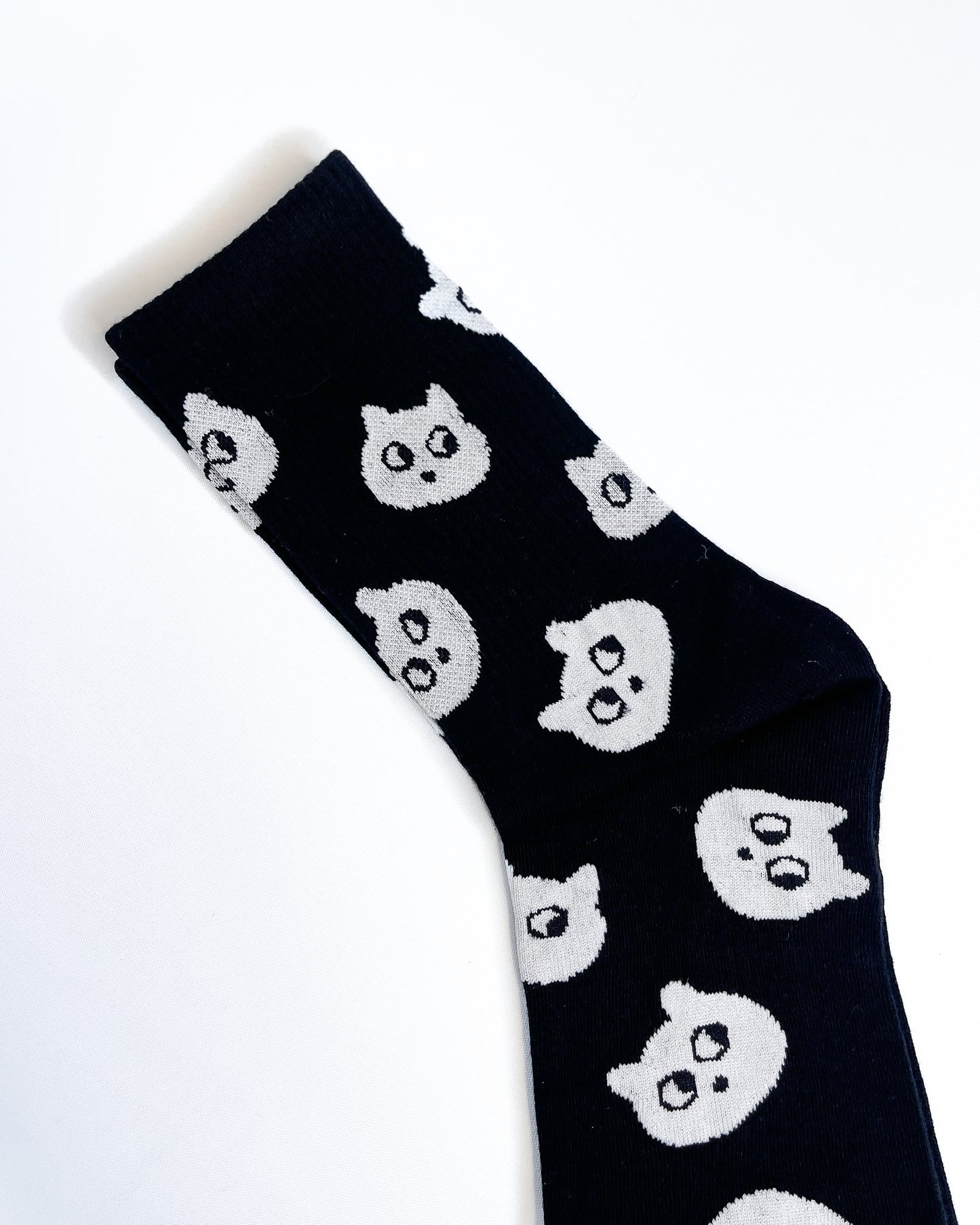 WHITE CAT PATTERN BLACK TUBE SOCKS