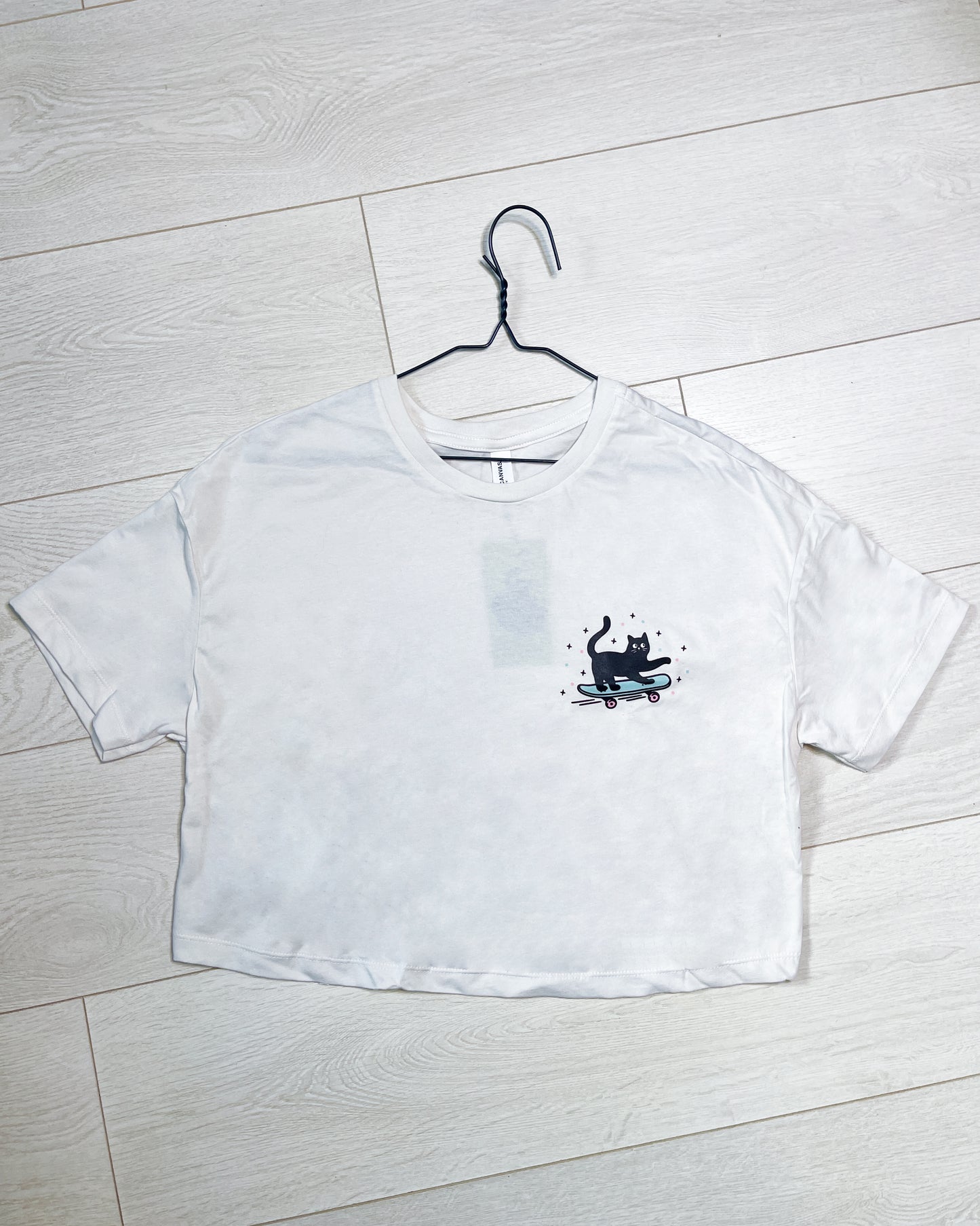 SKATEBOARD CAT BOXY CROP T-SHIRT